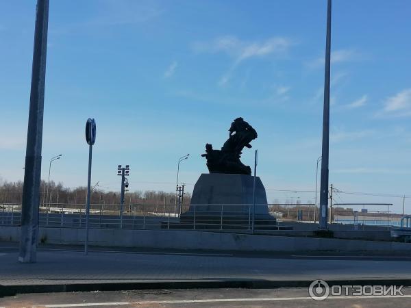 Памятник Подвиг императора у Лахта-центра