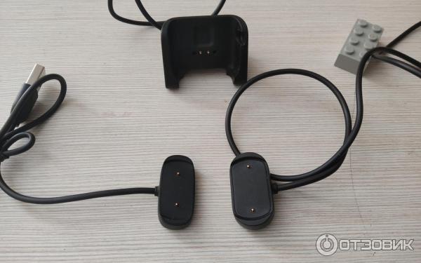 Слева зарядка от mini, справа от GTR 4, а сверху от первых BIP. 