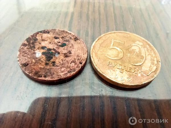 Правая монета стала грязно-оранжевой