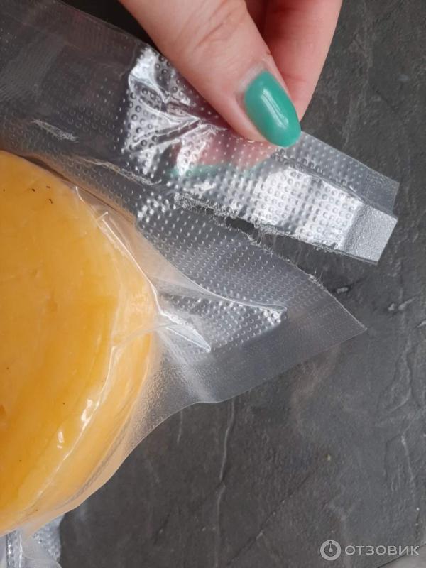 пакеты для вакуумной упаковки пищевых продуктов. бытовой вакууматор для гладких пакетов. бескамерный вакуумный упаковщик. как класть пакет в вакууматор.