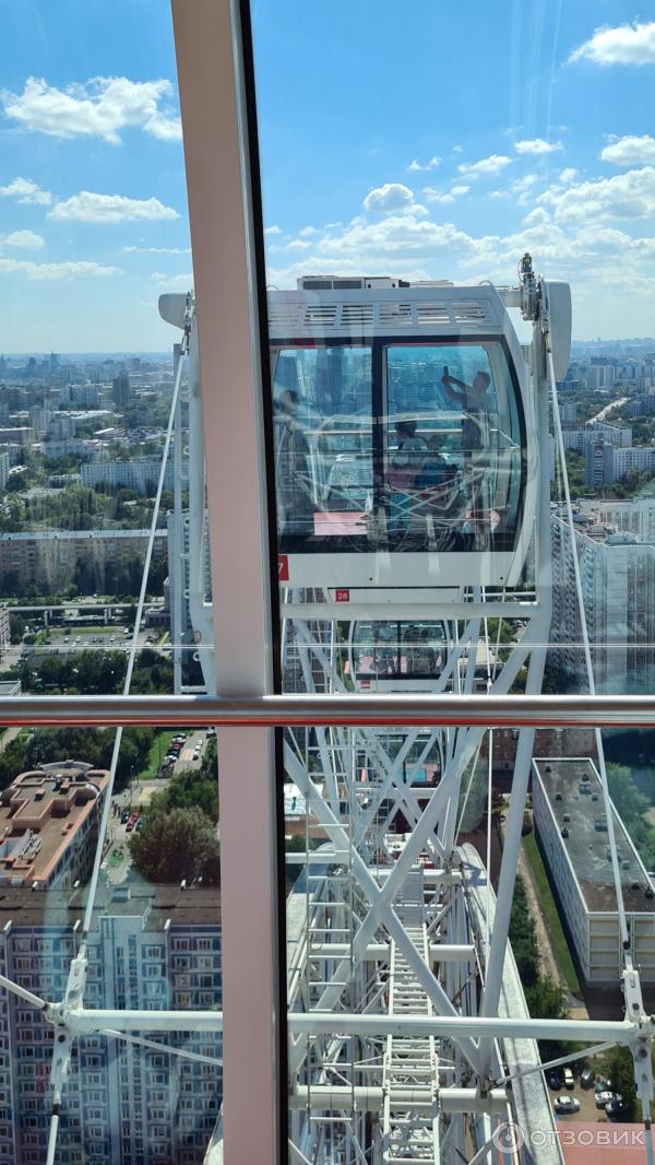 Колесо обозрения Солнце Москвы на территории ВДНХ (Россия, Москва) фото
