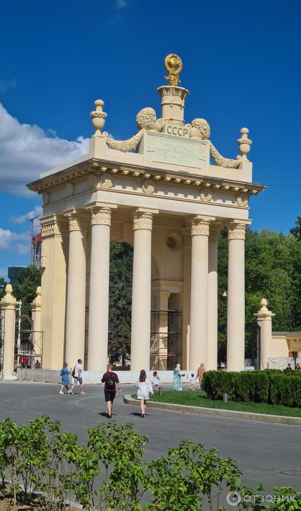 Колесо обозрения Солнце Москвы на территории ВДНХ (Россия, Москва) фото