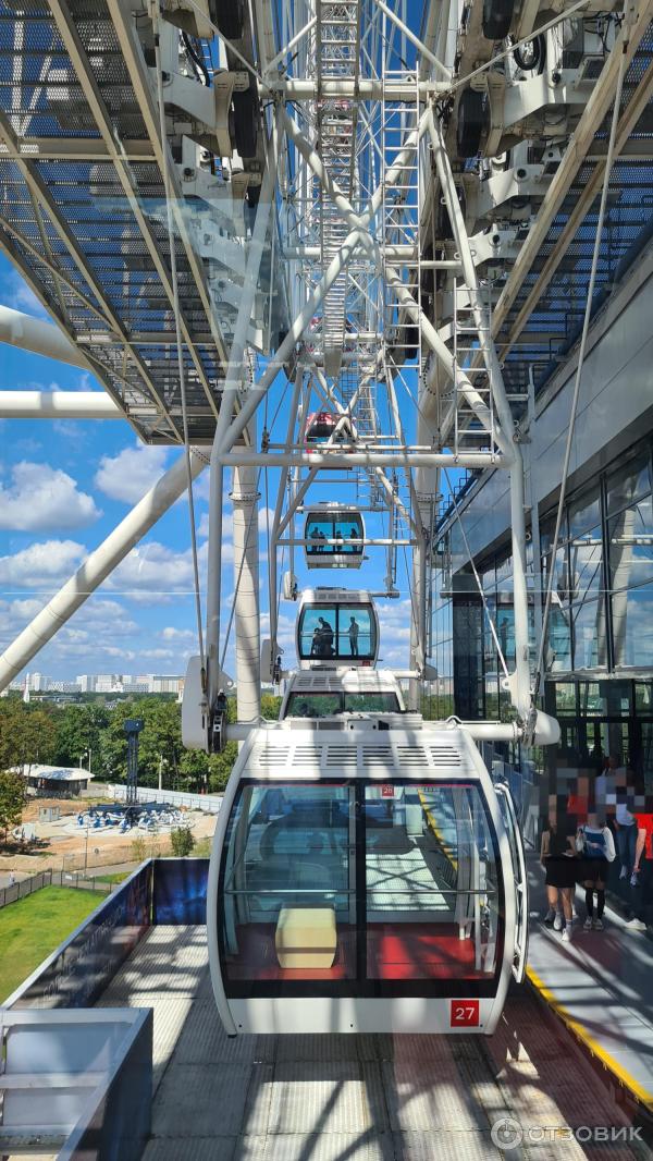 Колесо обозрения Солнце Москвы на территории ВДНХ (Россия, Москва) фото