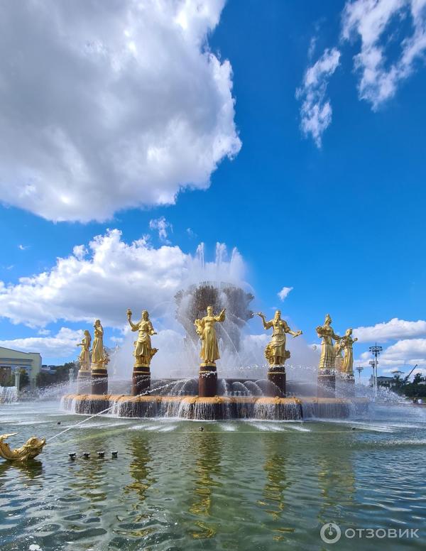 Колесо обозрения Солнце Москвы на территории ВДНХ (Россия, Москва) фото